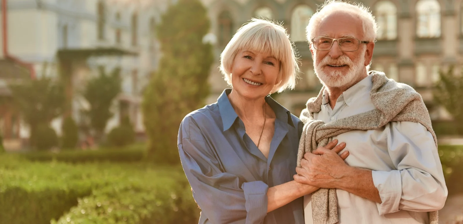 Un couple de seniors souriant à l'extérieur