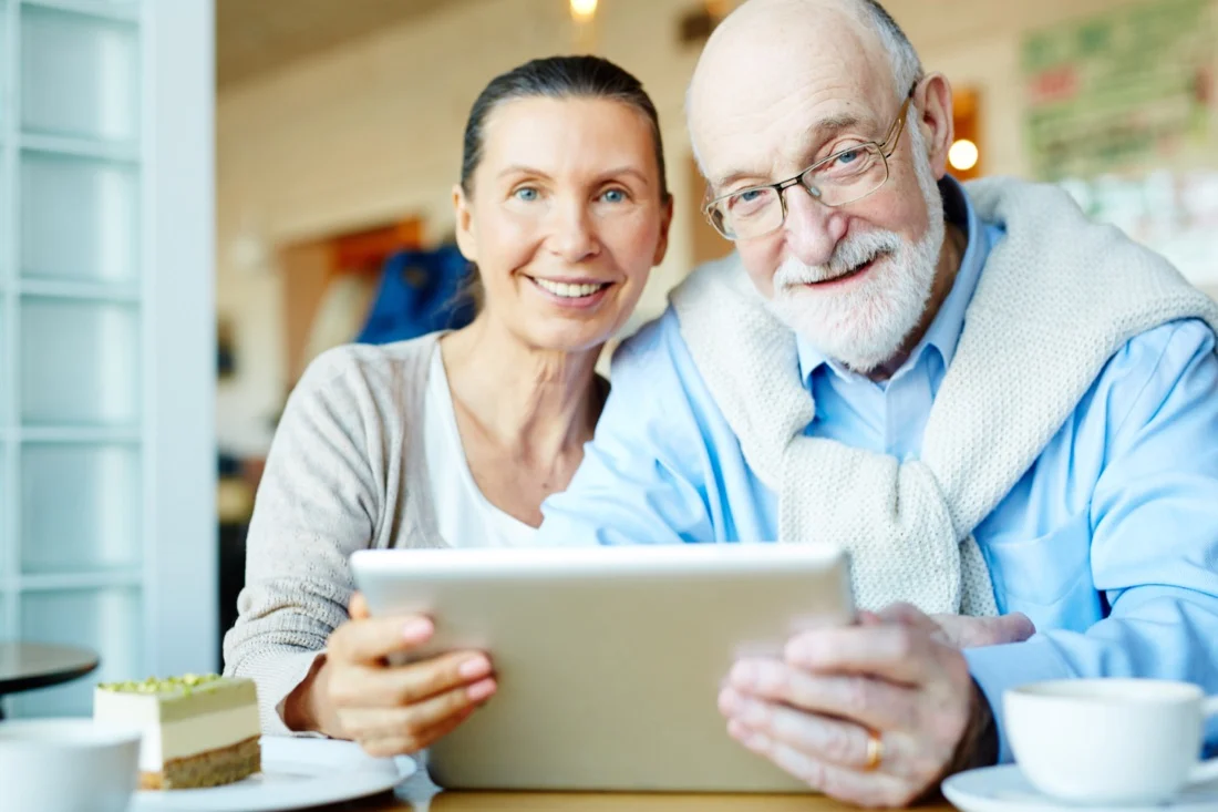 Un couple de seniors consulte une tablette