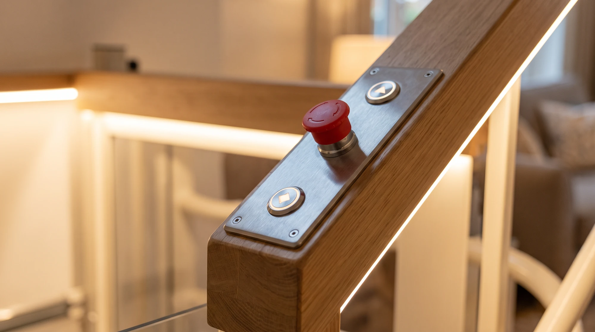 Gros plan sur les commandes de sécurité et le bouton d'arrêt d'urgence d'une plateforme élévatrice à domicile.